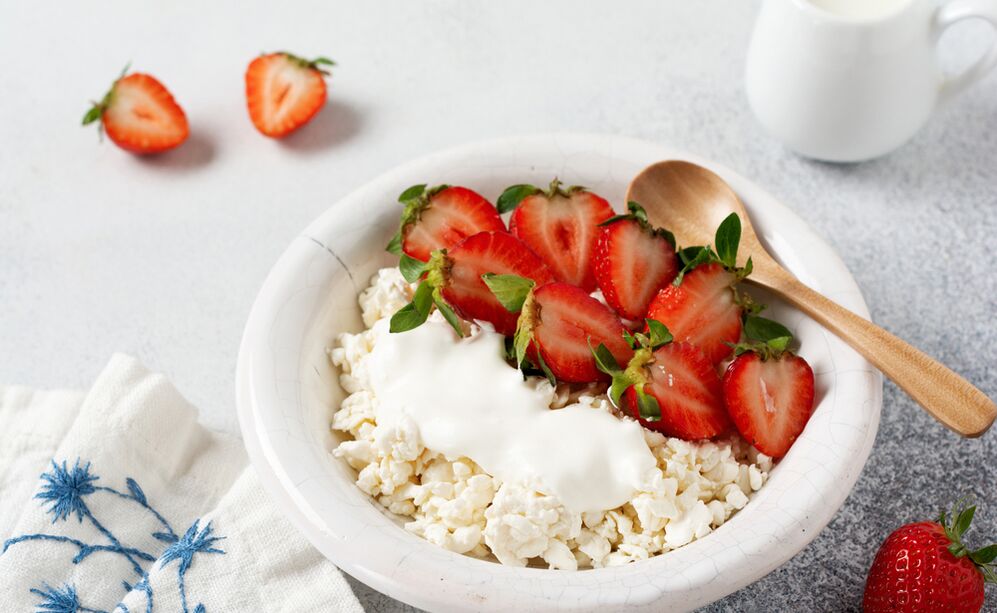 Cottage cheese with strawberries - a healthy breakfast for those who want to lose weight