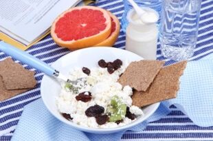 Cottage cheese with raisins and kiwis